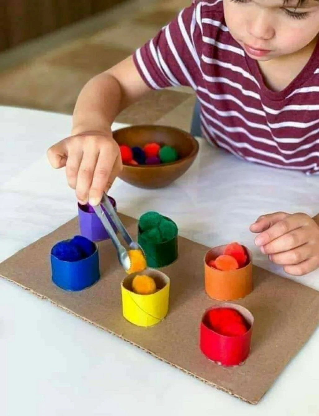Actividad de clasificar pompones de colores incluida en el Mega Kit