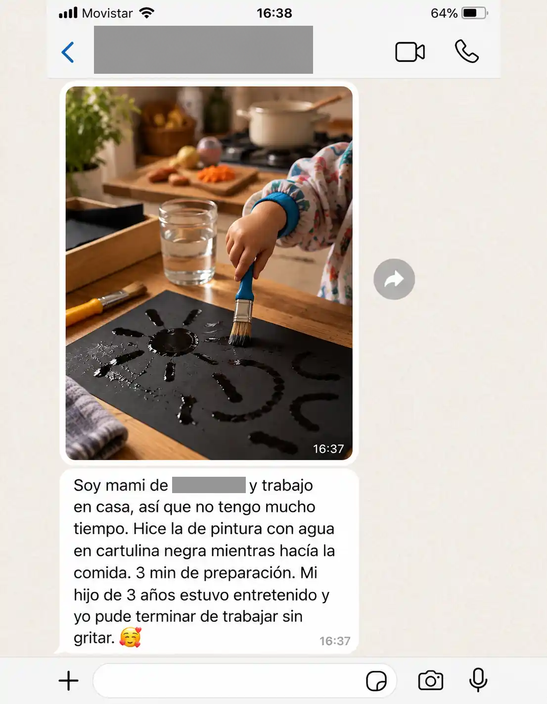 Captura de WhatsApp sobre pintura con agua en cartulina negra, con datos personales ocultos
