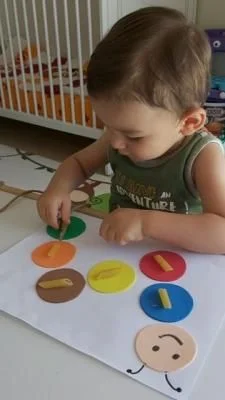 Actividad de crear figuras con círculos de colores incluida en el Mega Kit