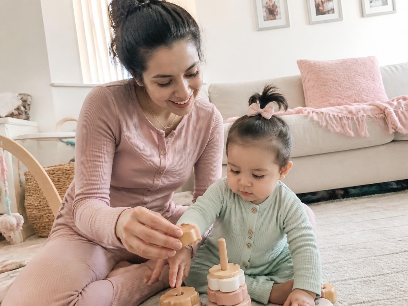 Mamá real jugando en el piso con su bebé sin pantallas
